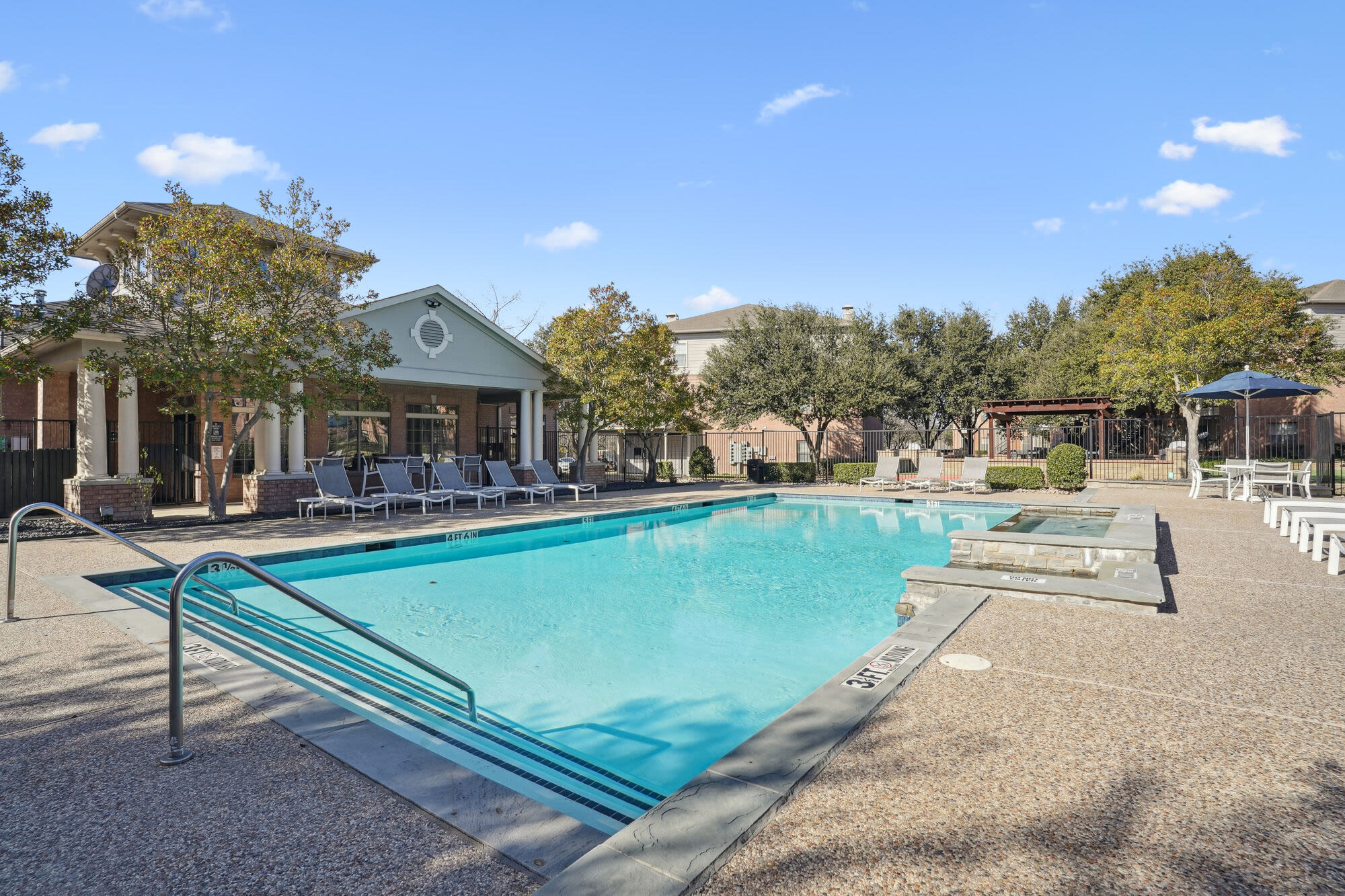 High-end swimming pool at Mission Eagle Pointe in Allen, Texas, 