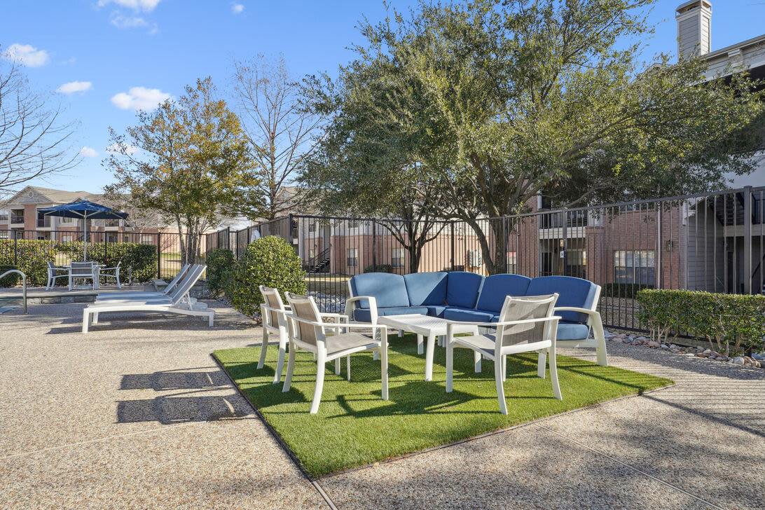 Outdoor seating at Mission Eagle Pointe in Allen, Texas, 