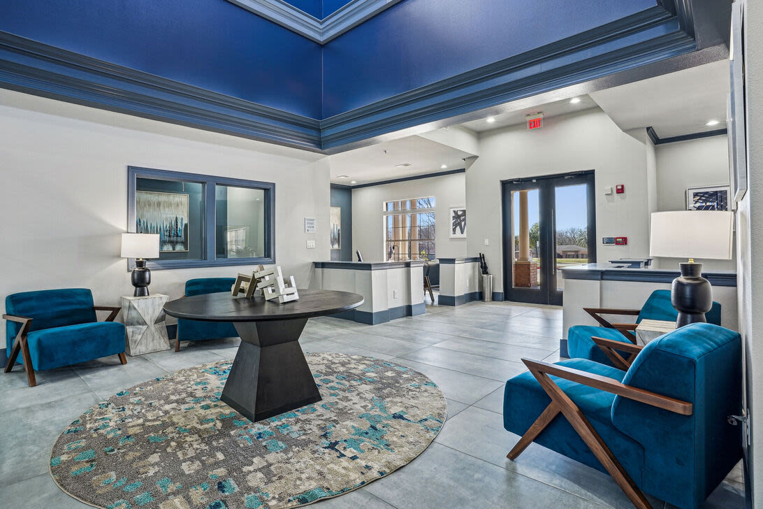 Resident seating area with large couches at entrance of Mission Eagle Pointe in Allen, Texas, 
