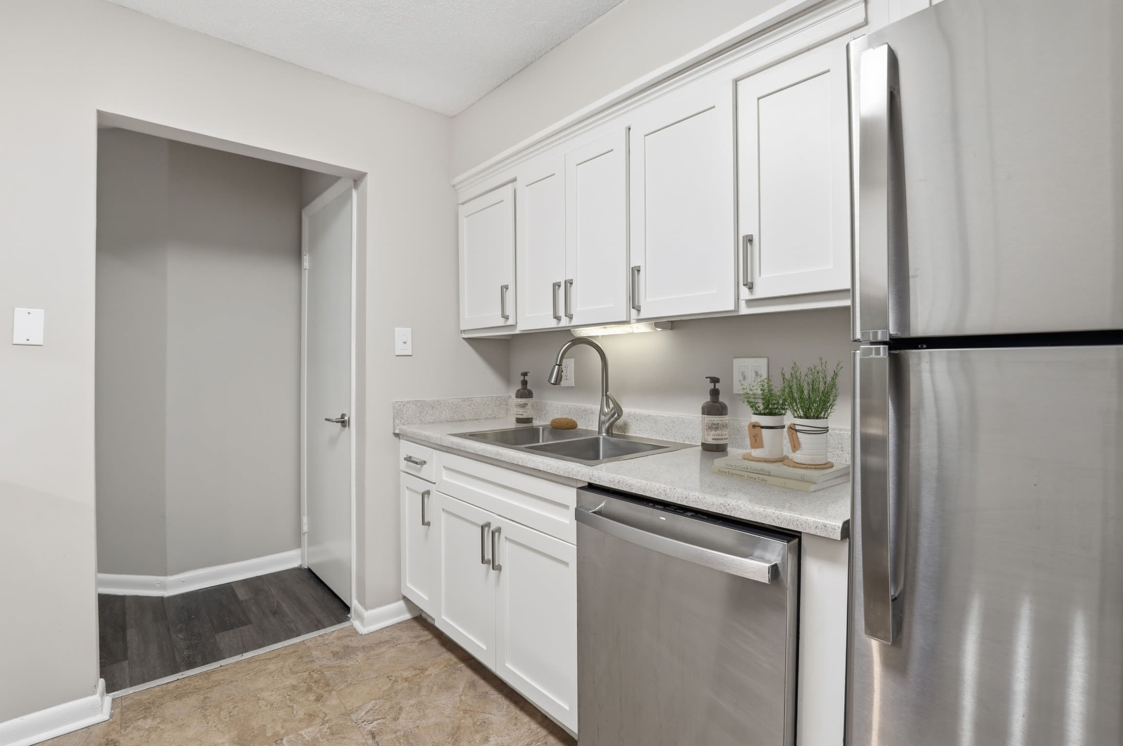 the-george-apartment-homes-savannah-ga-partial-renovation-apartment-kitchen-with-stainless-steel-appliances