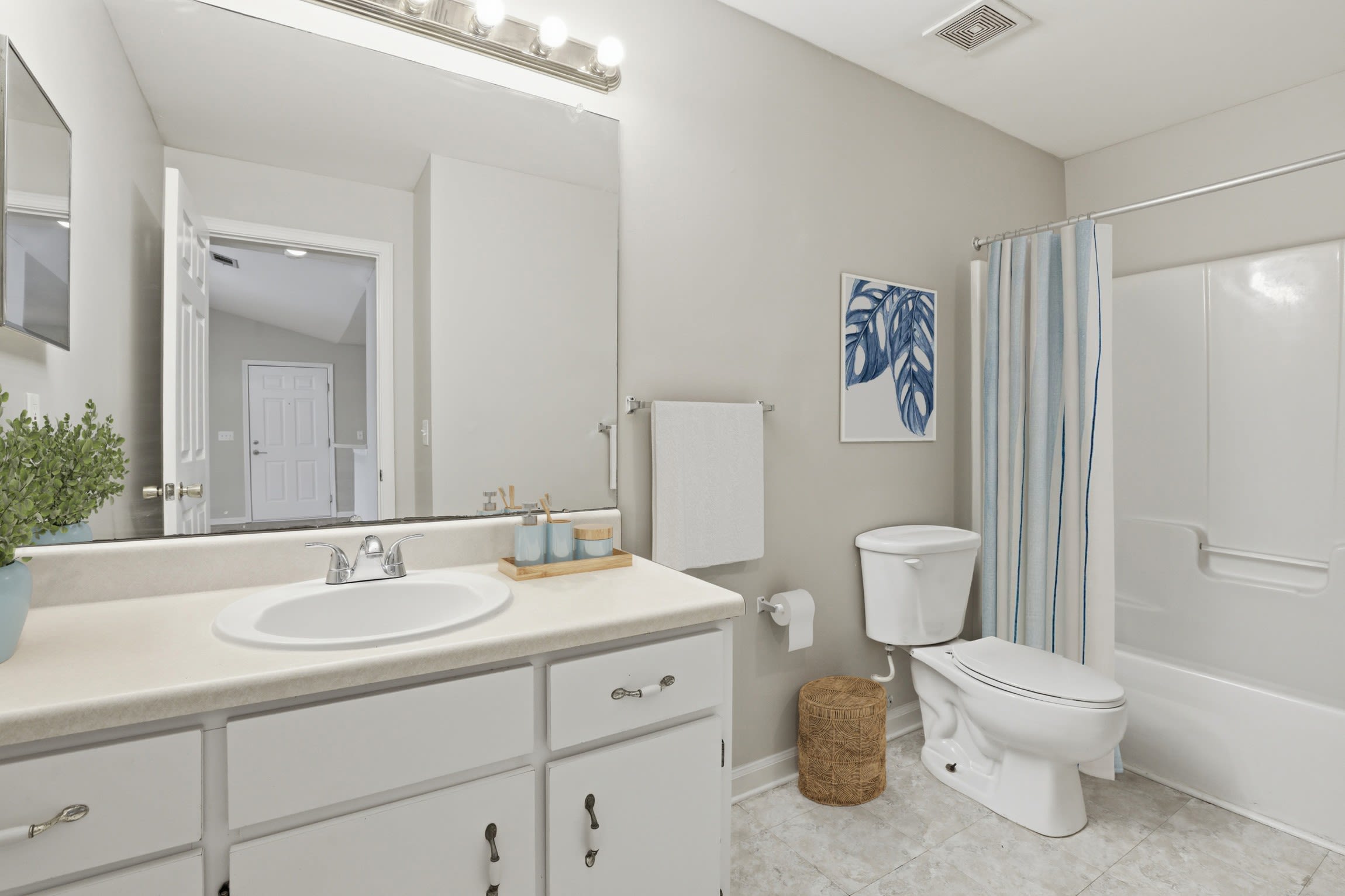 the-george-apartment-homes-savannah-ga-non-renovated-apartment-bathroom-with-bathtub-shower-combination