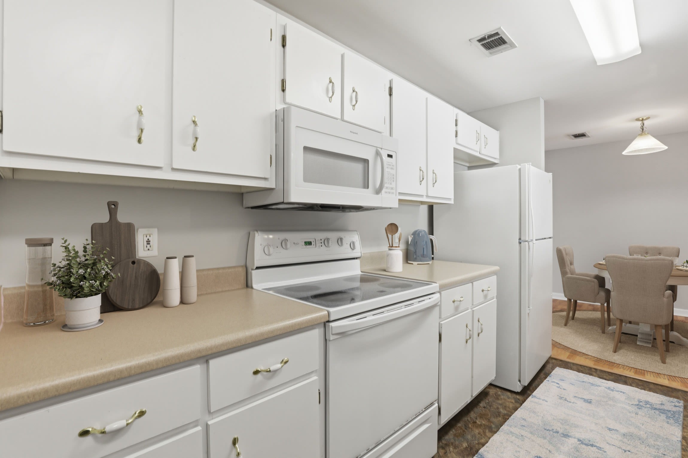 the-george-apartment-homes-savannah-ga-non-renovated-apartment-kitchen-with-white-appliances