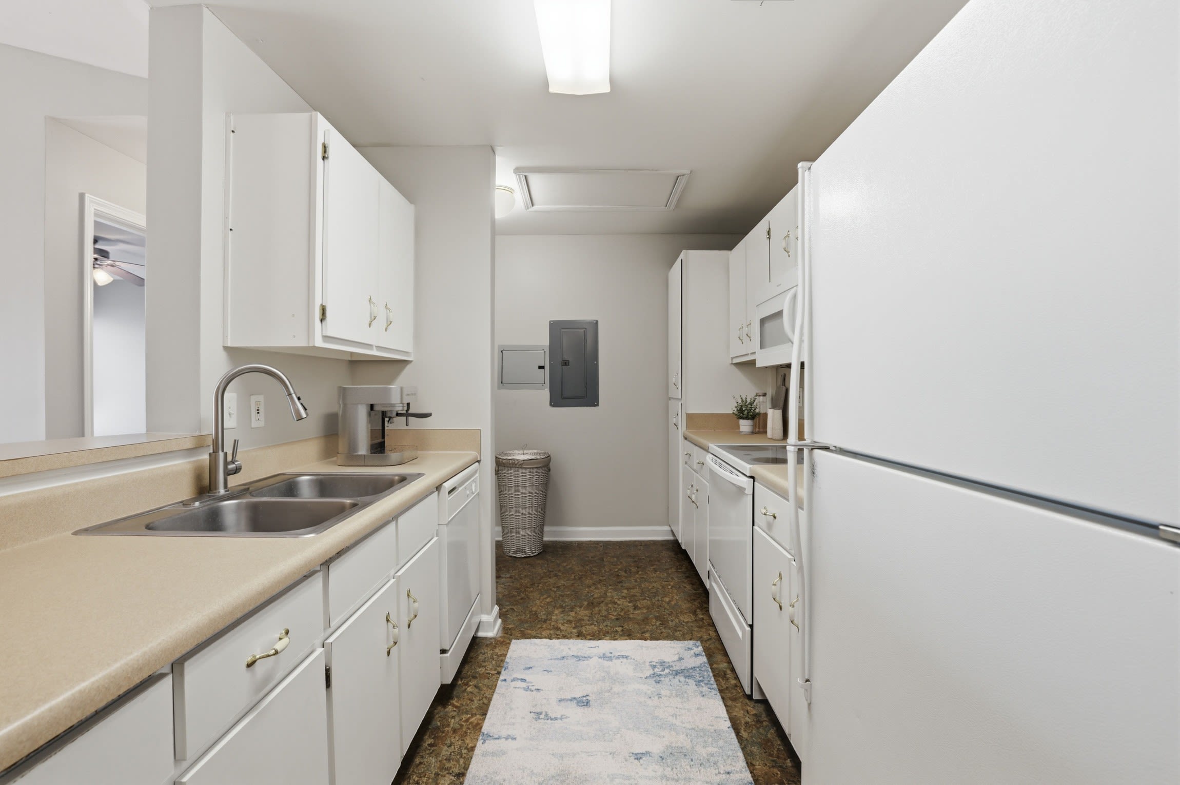 the-george-apartment-homes-savannah-ga-non-renovated-apartment-with-white-cabinets-and-appliances