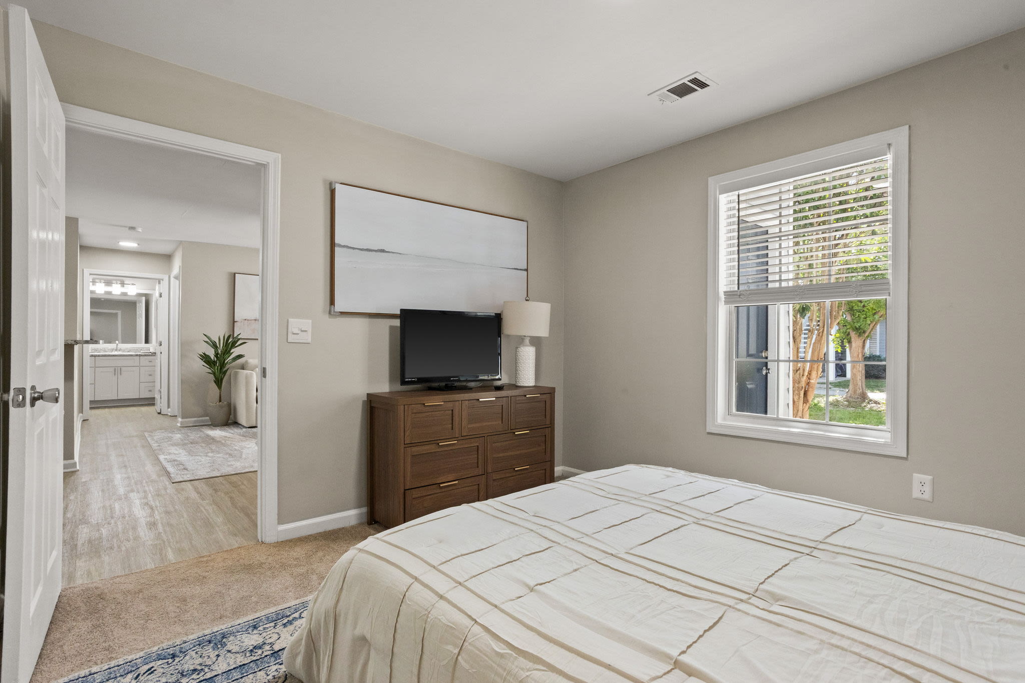 the-george-apartments-savannah-ga-renovated-apartment-bdroom-with-hardwood-style-flooring