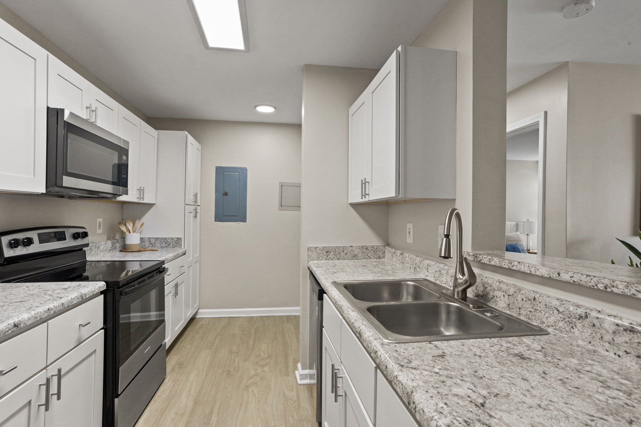 the-george-apartments-savannah-ga-renovated-apartment-kitchen-with-white-cabinetry