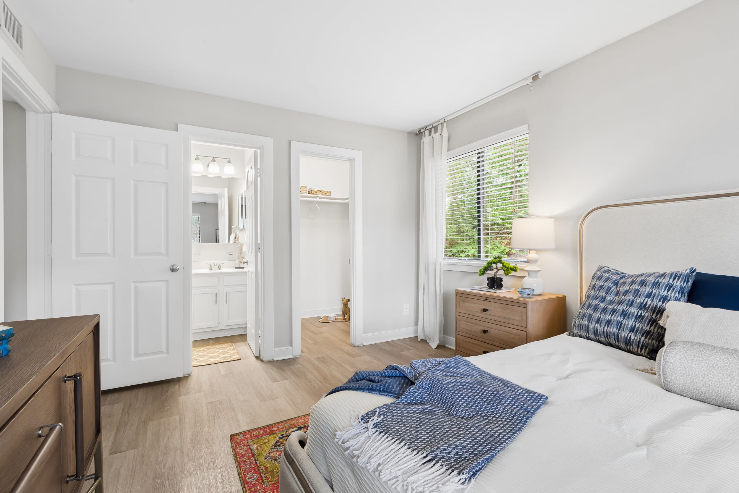 https://g5-assets-cld-res.cloudinary.com/image/upload/v1787604454/g5/g5-c-igo6wti6-pegasus-residential/g5-cl-1q35x93v29-pegasus-residential-richmond-va/uploads/reserve-south-apartments-hioaks-va-renovated-apartment-bedroom-with-ensuite-bathroom-and-walk-in-closet