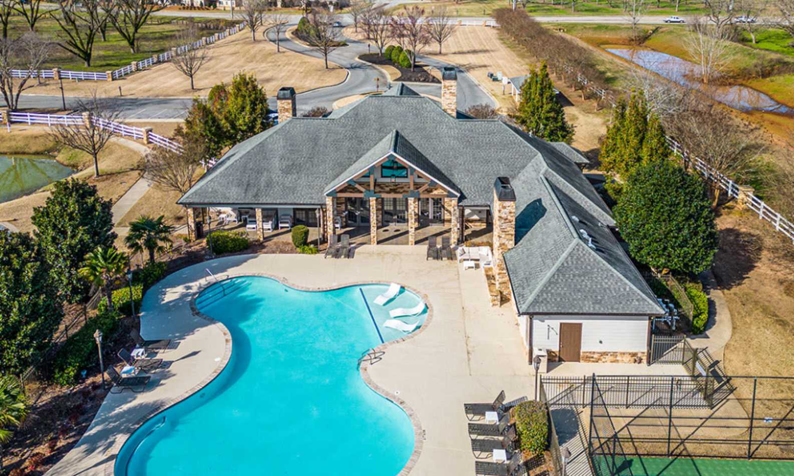Apartment building photo of Houston Lake Apartments in Kathleen, GA