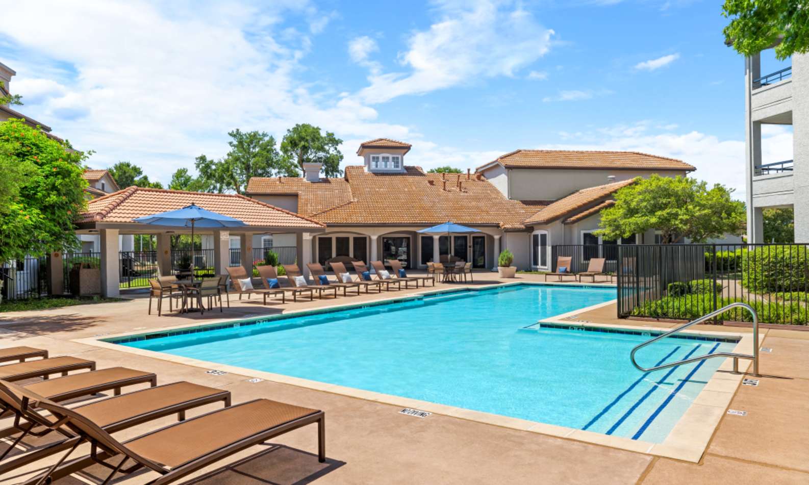Apartment building photo of Rancho Palisades in Dallas, TX