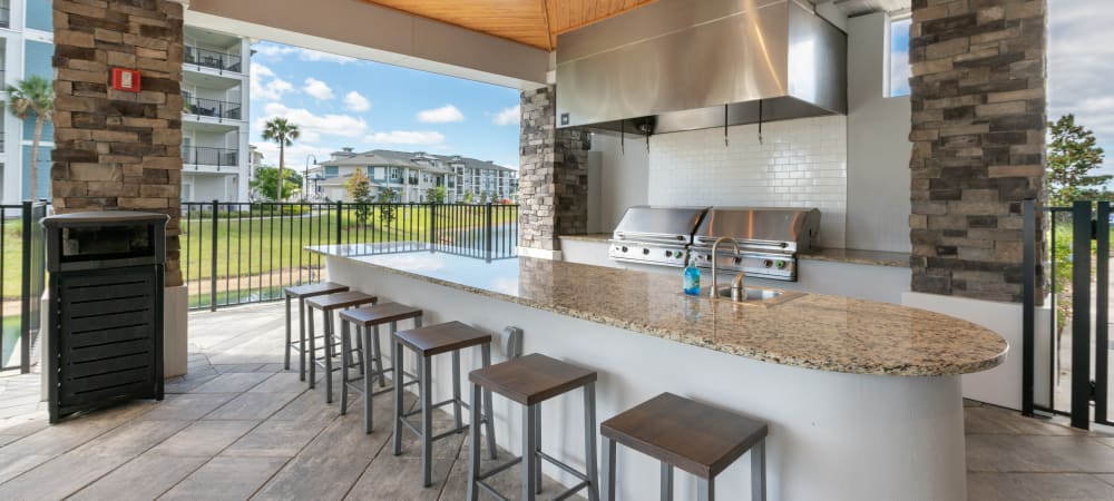 Outdoor grilling area for residents at Champions Vue Apartments in Davenport, Florida