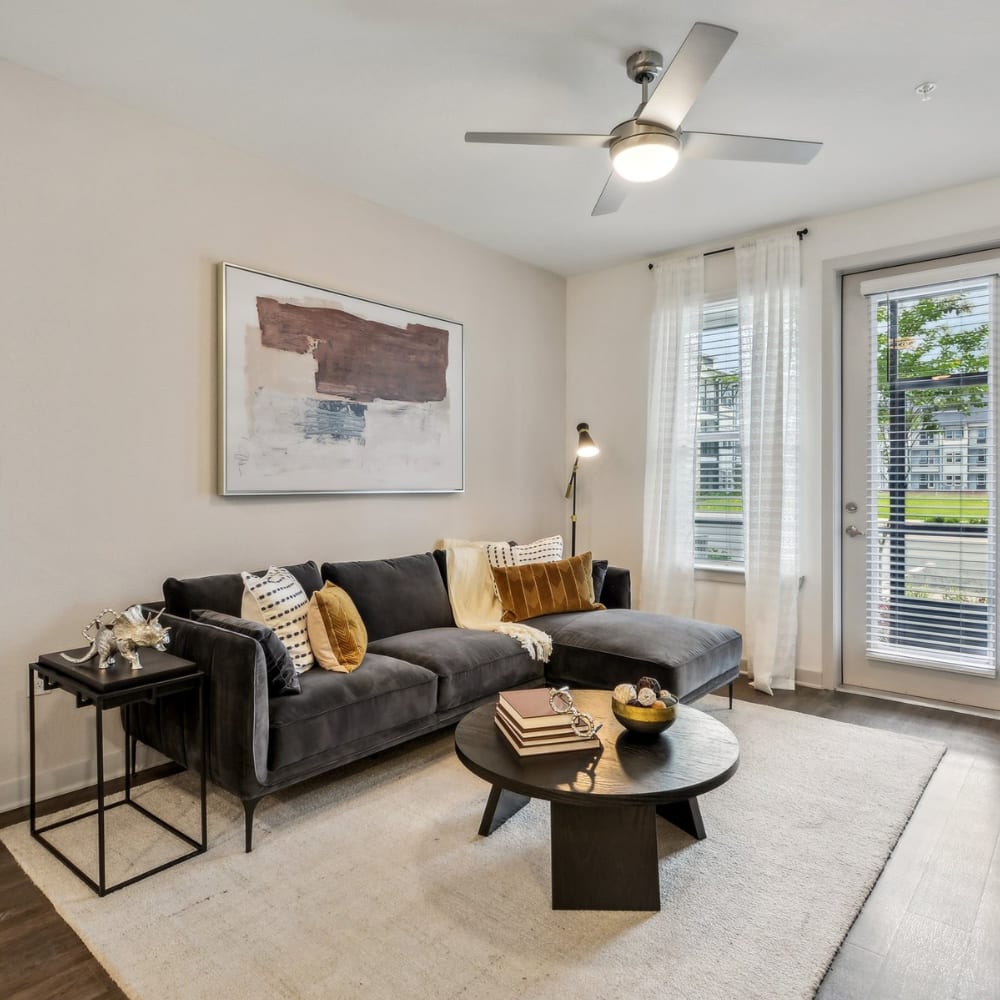 A furnished apartment living room with a ceiling fan at Novo Westlake in Jacksonville, Florida