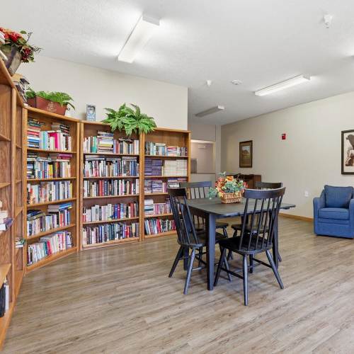 Community library with sitting area at Norwood Greene Senior Living in Marietta, Ohio