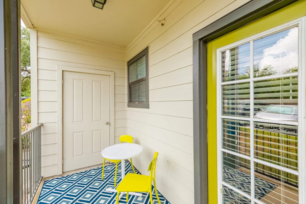 Community outdoor dining space and bbq grills at Emerge Vista in San Antonio, Texas