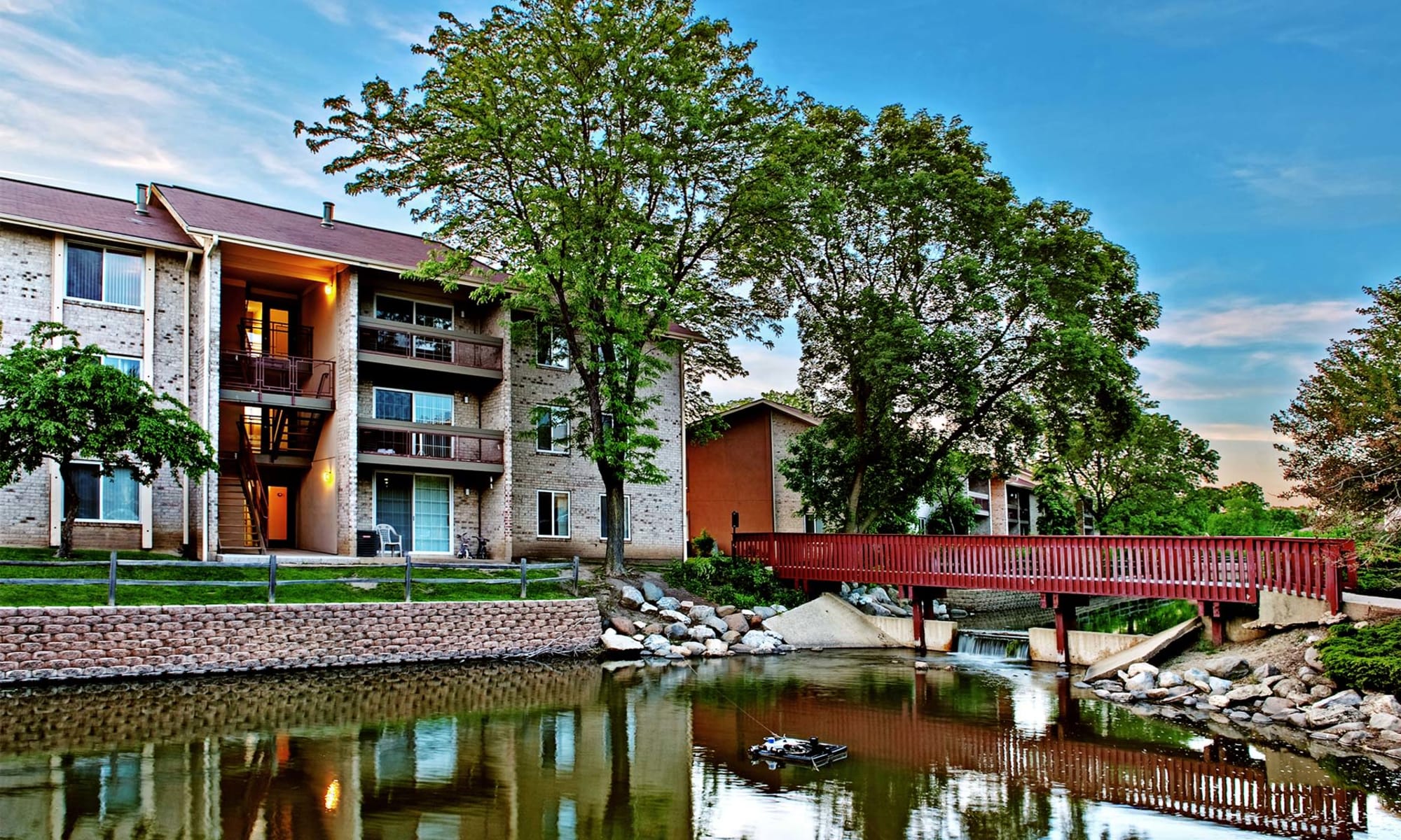 Lakeside Apartments in Lisle, Illinois