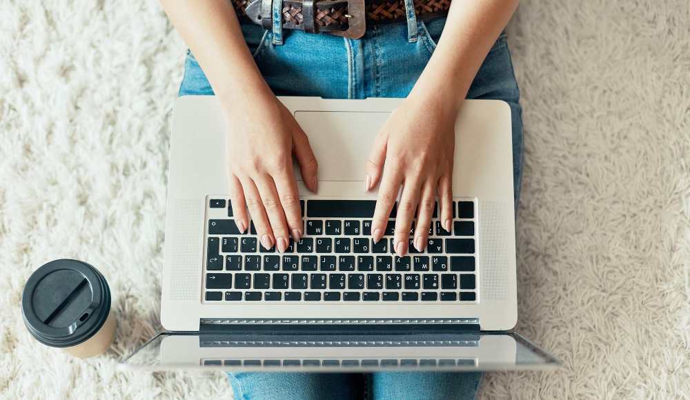 Resident on a laptop at Valle de las Brisas in Madera, California