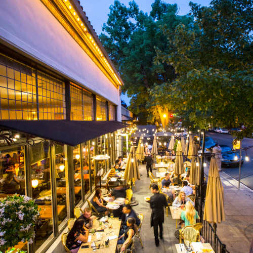 Outdoor dining near 1801L Apartments in Sacramento, California