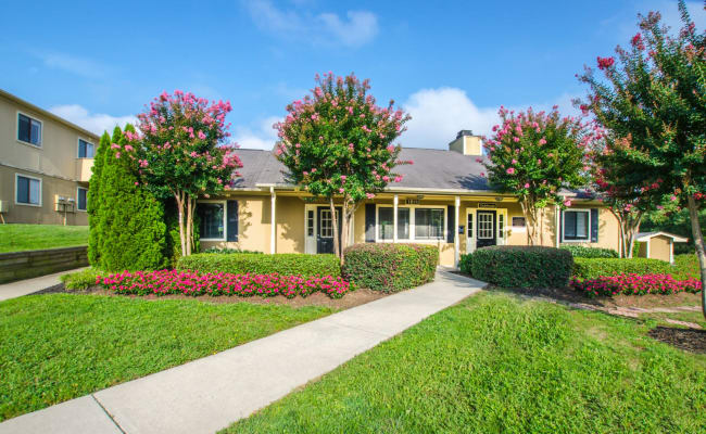 Beautifully manicured leasing office at Wexford Apartment Homes in Charlotte, North Carolina