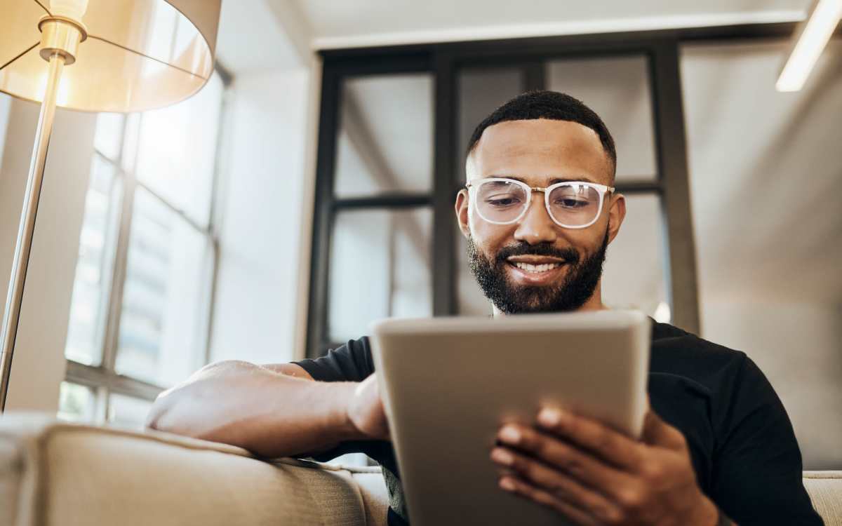 Residents reading reviews at The Rosewood Apartments in Vancouver, Washington