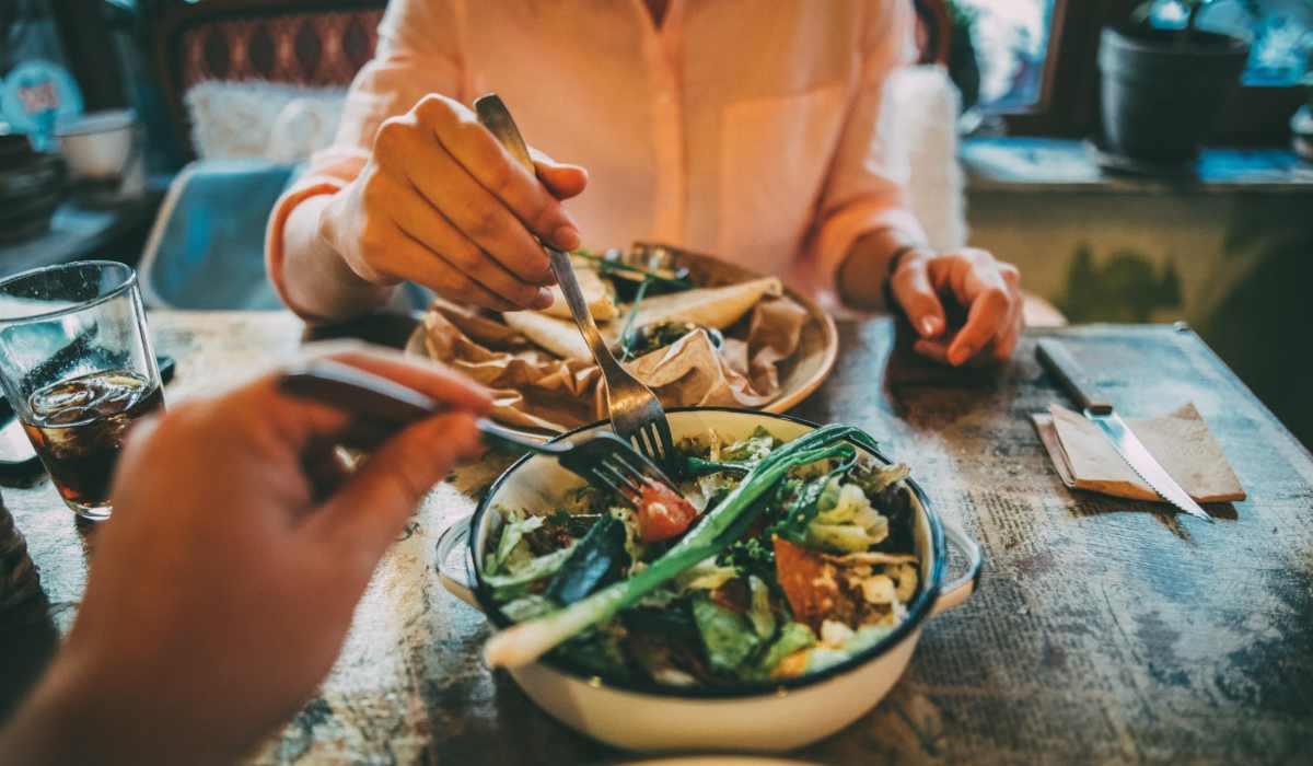 A resident couple eating in a restaurant near Sphere Apartments in Richmond, Virginia