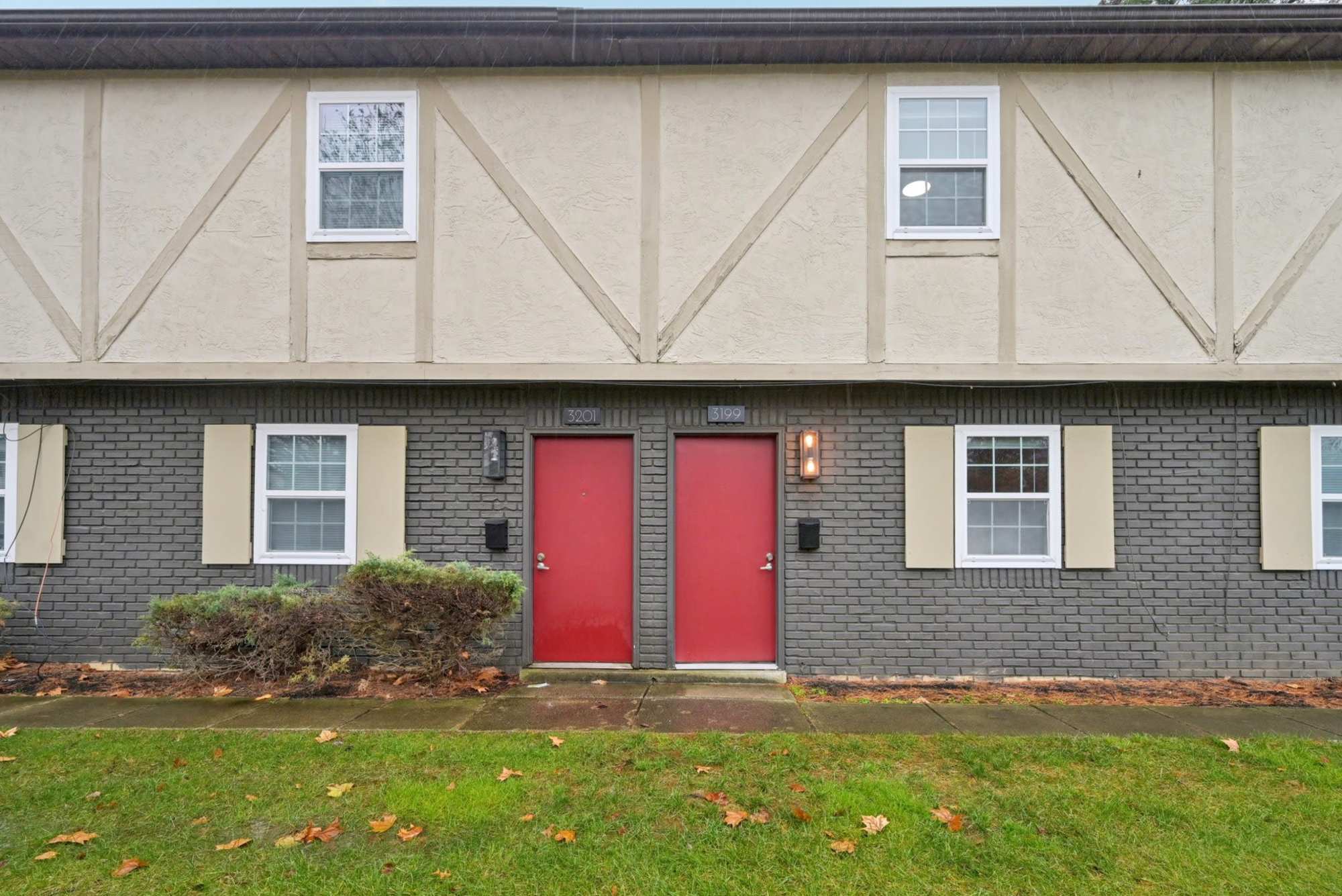 Exterior view of East apartments at Pointe at Northern Woods in Columbus, Ohio