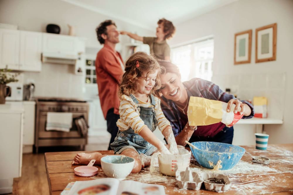 Residents enjoying family time with their children at Moss Pointe in Canton, Georgia