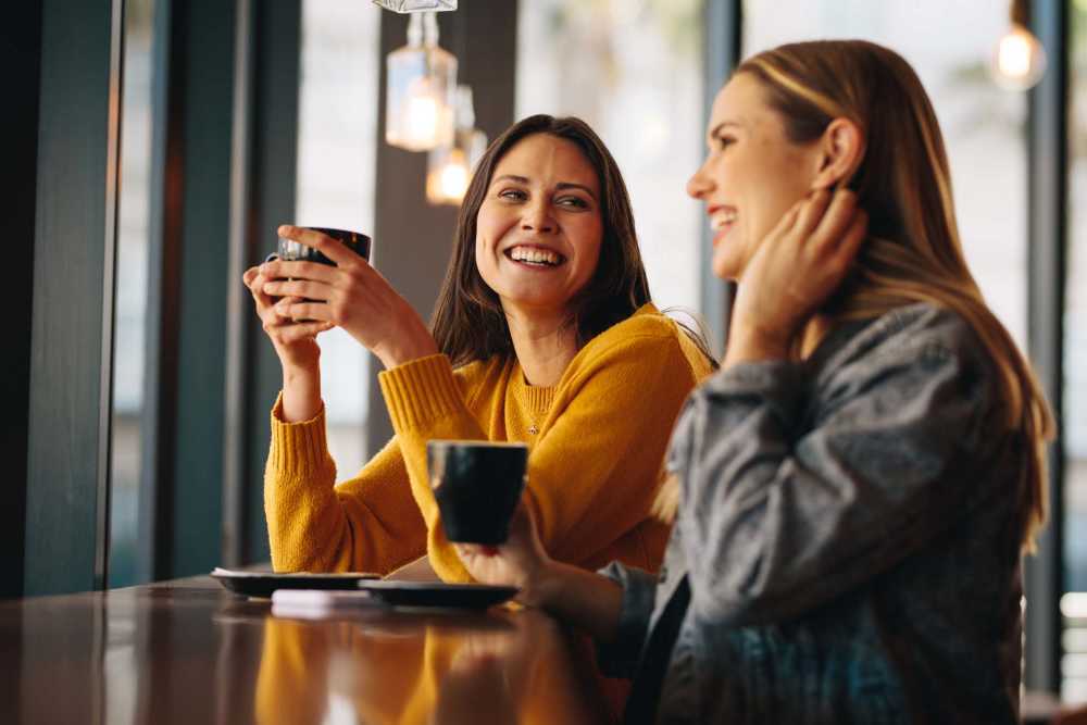 Residents dining outdoors at Reedville Meadows in Beaverton, Oregon