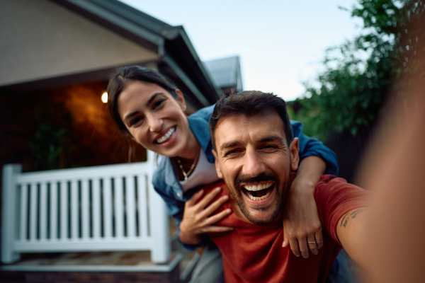 Couple enjoying their vacation near Westbrooke Commons Apartments and Townhomes in Rochester, New York