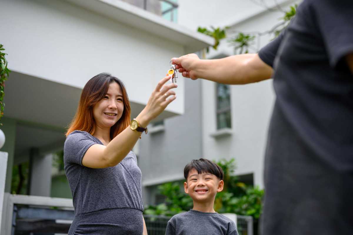 Resident taking keys at Oaklawn Estates in Rogersville, Missouri