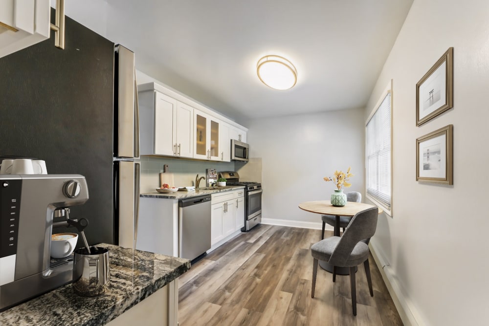 Kitchen and Dining Area at Eagle Rock Apartments at Woodbury in Woodbury, New York