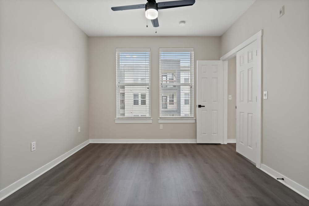 Living room area at 4000 Hulen Apartments in Fort Worth, Texas 