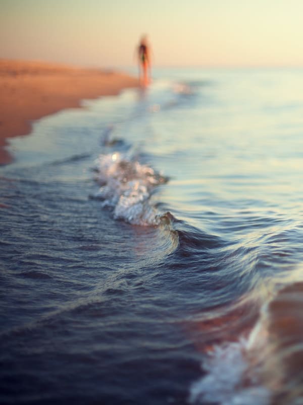 Water's edge at sunset near Tuscany Pointe at Somerset Place Apartment Homes in Boca Raton, Florida