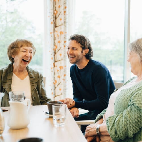 Resident with a relative at Innovation Senior Living in Winter Park, Florida