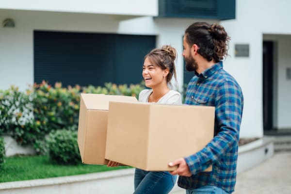 Couple moving boxes into Fremont Heated Storage in Seattle, Washington