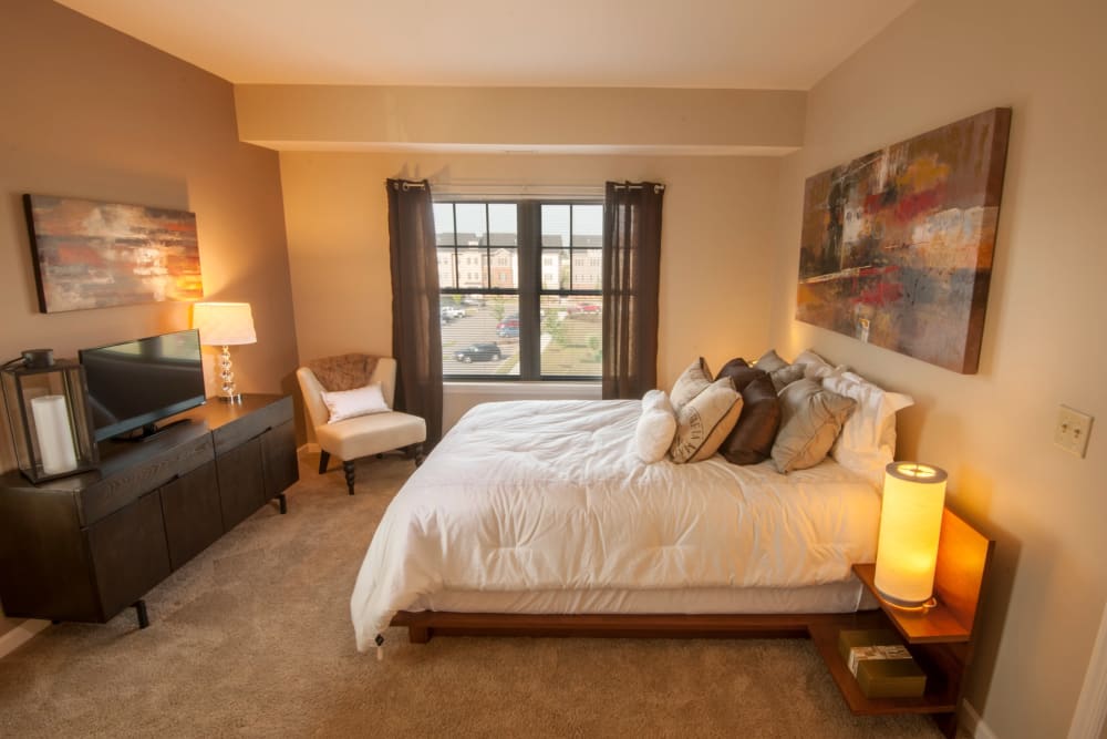 Model bedroom with plush carpeting at Rochester Village Apartments at Park Place in Cranberry Township, Pennsylvania