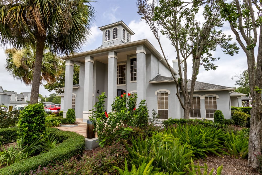 Exterior clubhouse at Signature Point Apartments