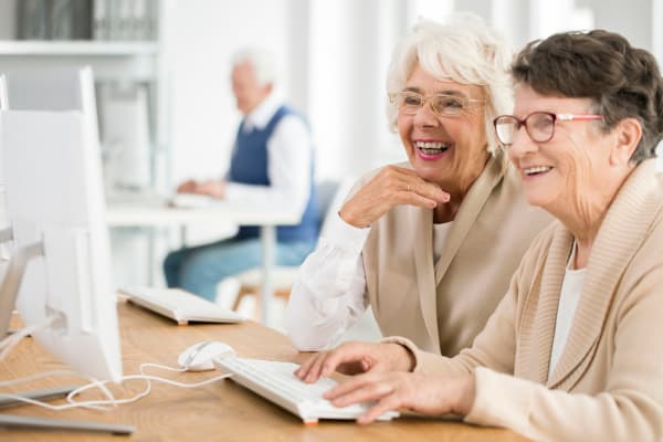 Residents using a computer at Ativo Senior Living of Prescott Valley in Prescott Valley, Arizona