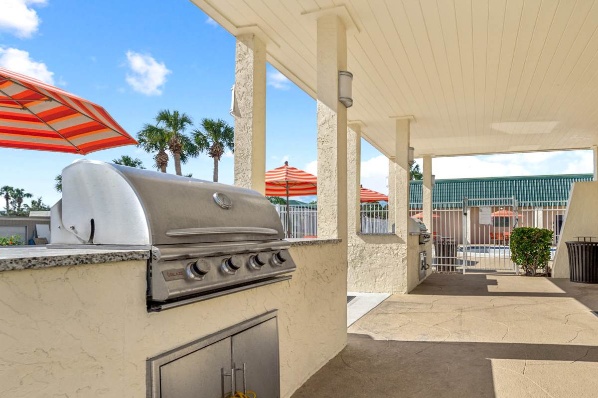 Barbecue and picnic area at Buena Vista in Seminole, Florida