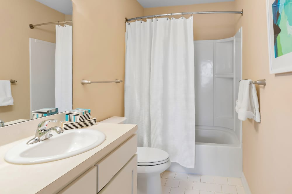 Bathroom Complete with Soaking Tubs at Arbor Brook in Murfreesboro, Tennessee