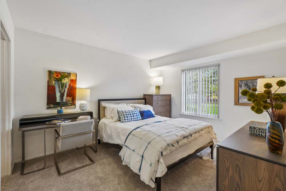 Spacious And Cozy Bedroom with Ceiling Fan at Saddle Creek Apartments in Novi, Michigan