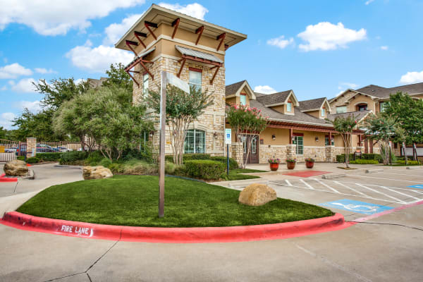 Visit Arioso Apartments & Townhomes in Grand Prairie today to see our wonderful neighborhood for yourself.