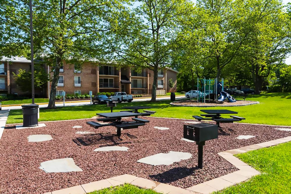 Barbecue area at Hampton Manor Apartments and Townhomes in Cockeysville, Maryland