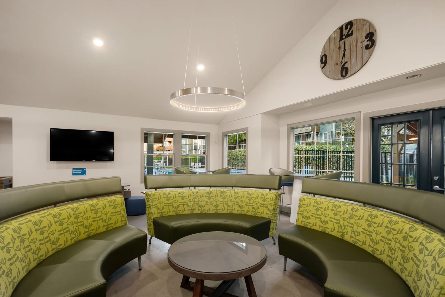 Lounge seating at Overlook at Lakemont in Bellevue, Washington