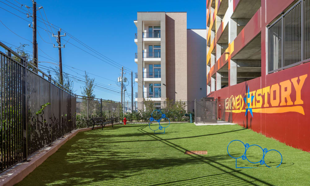 Onsite dog park at Bellrock Summer Street in Houston, Texas