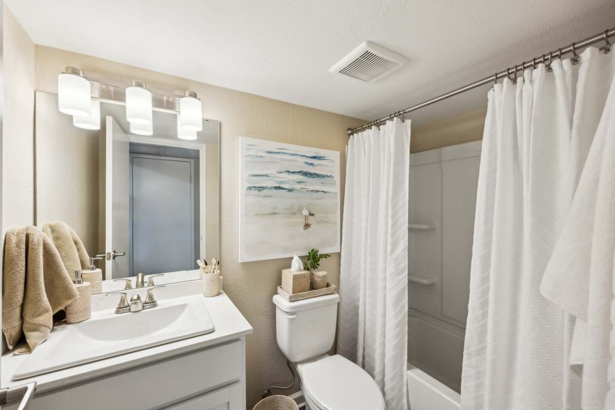 Model bathroom with shower tub at Aspen Lodge in Overland Park, Kansas