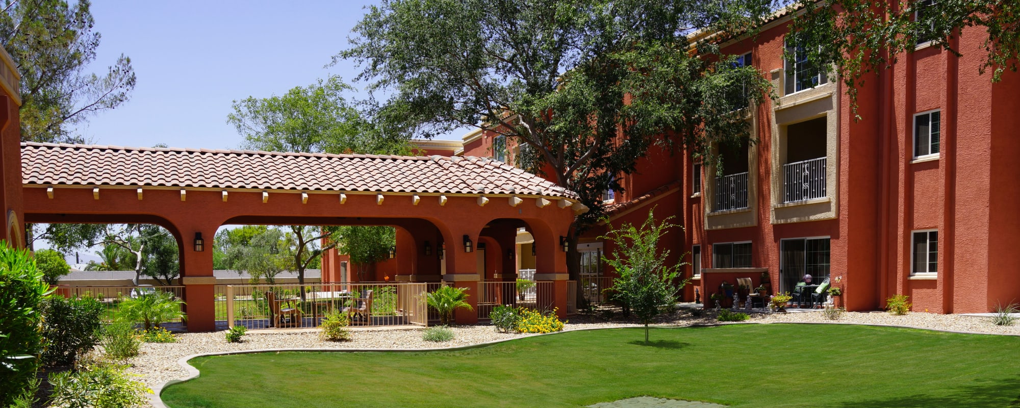 Exterior view of Casa Del Rio Senior Living in Peoria, Arizona