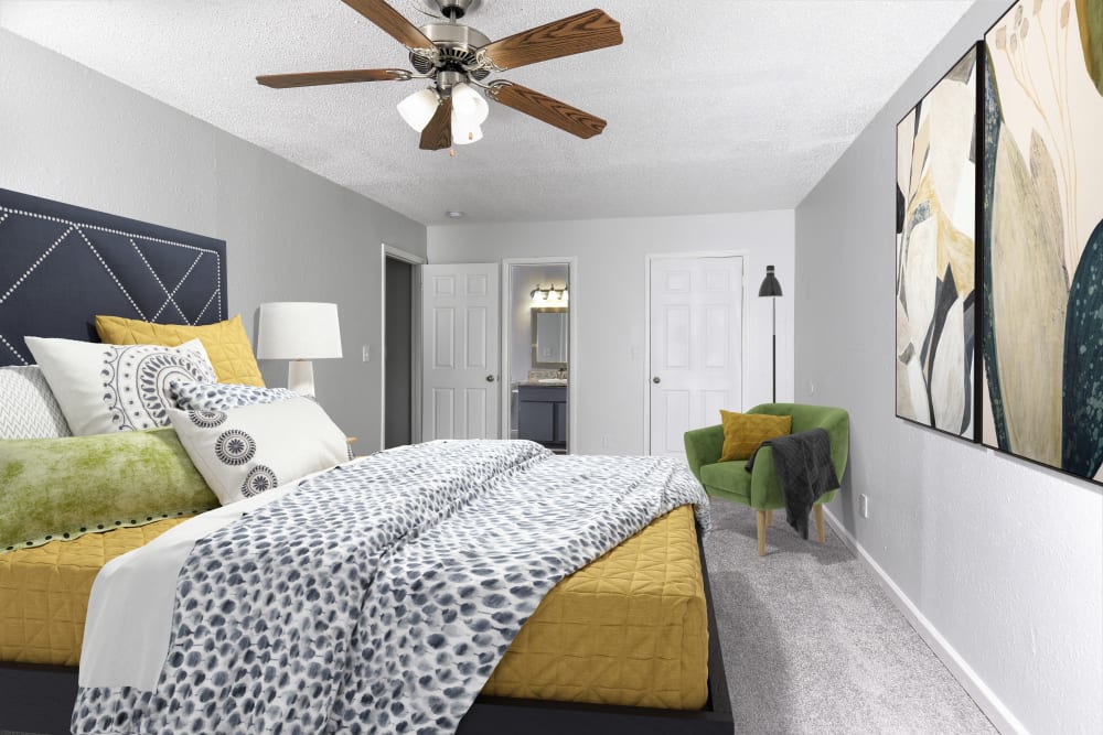 Living room with carpeting at HighPointe Apartments in Birmingham, Alabama