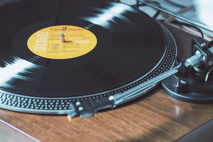 an up close photo of a turntable with a record on it