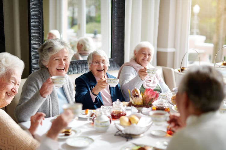 Residents dining together at Harmony at Mt. Juliet in Mt. Juliet, Tennessee