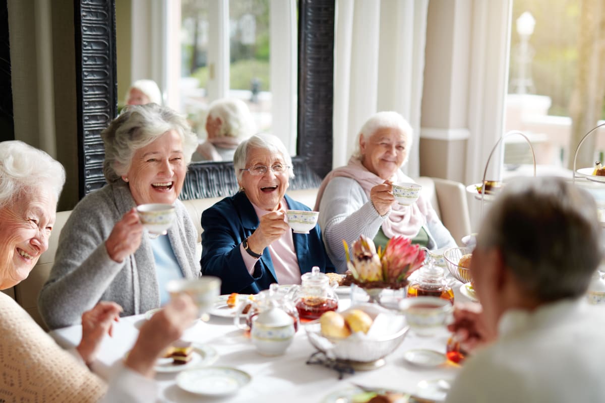 Residents enjoying a meal together at Truewood by Merrill, Henderson in Henderson, Nevada. 