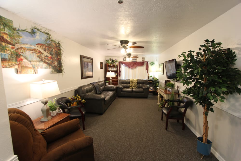 Comfortable lounge area at Highland Estates in Burley, Idaho.