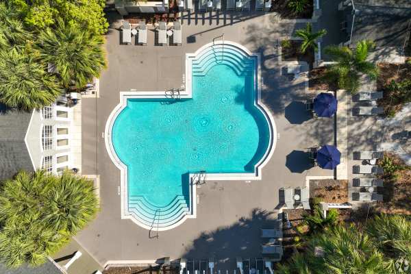 Great view swimming pool at The Summit At Metrowest in Orlando, Florida